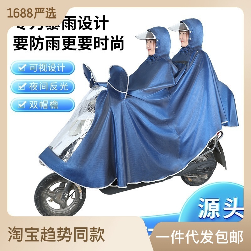 Một người đàn ông và một người phụ nữ có một cái áo mưa dài với một tấm gương và một người trưởng thành đang cưỡi một cái nón mưa mới.