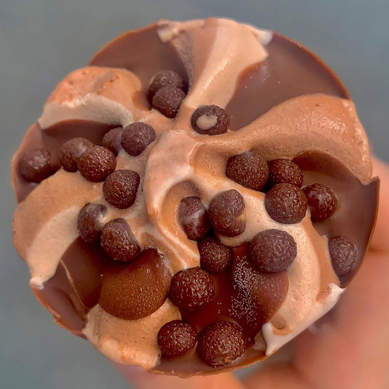 Bánh kem sôcôla-coco-coco với bánh snack nhỏ ngay tại chỗ.
