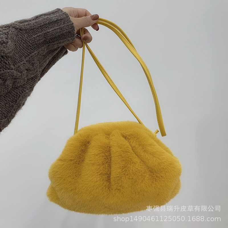 A new cloud pack for the 2020 autumn winter, imitating a girl's slant across the contours.