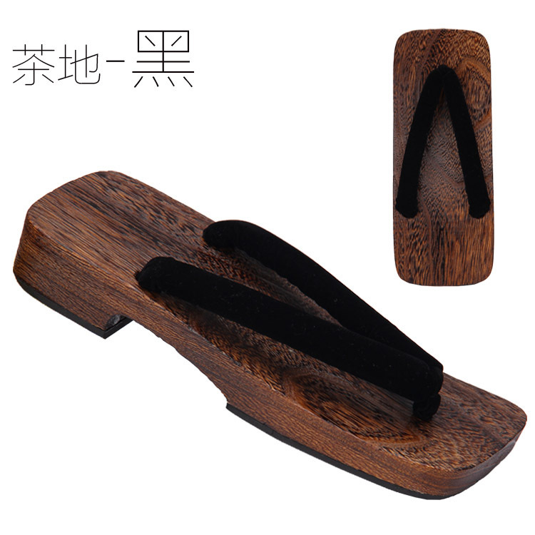 Chiếc tàu Nhật Bản được buộc vào đôi giày gỗ của một người đàn ông cao 35 cm, rộng 10 cm và không màu.