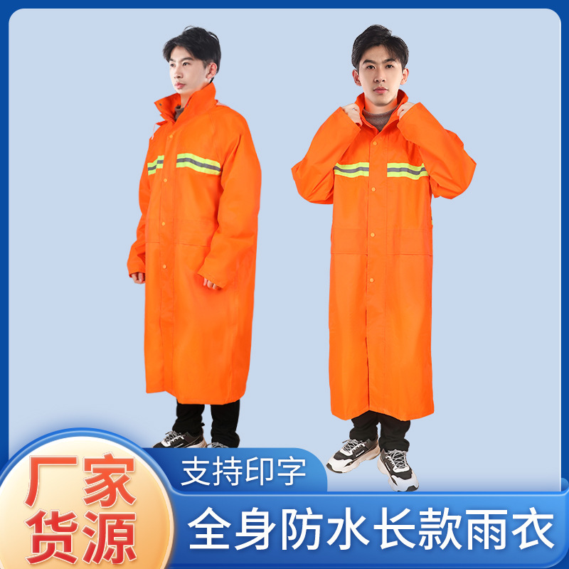 Một cỡ lớn, áo mưa dài, chạy bằng xe điện trong áo mưa.