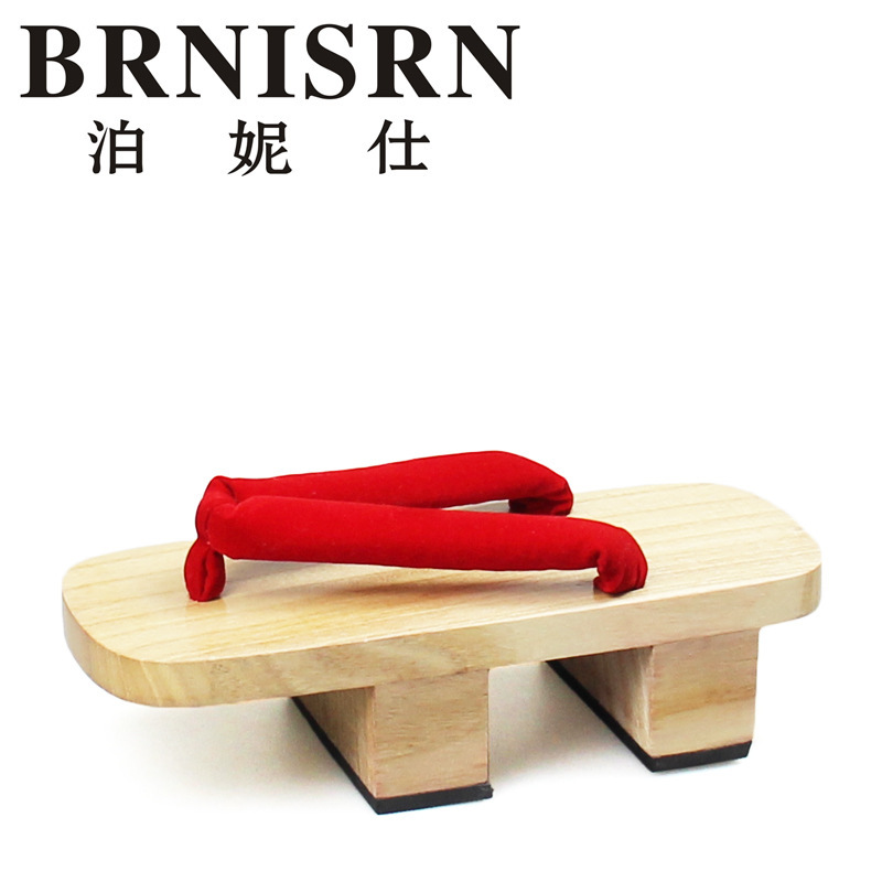 Công cụ gỗ hai chân của bà Woodwood vì có gỗ trắng trên chân.