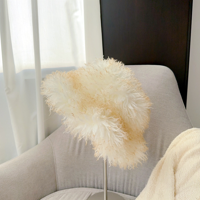 The Japanese and Korean fur caps are designed to mimic the wool of the beach and to change the color of the cap.