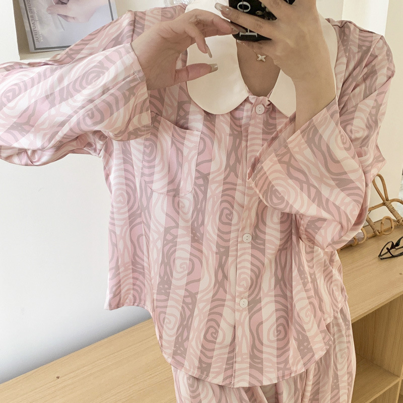 Những con búp bê mùa xuân và mùa thu ngắn có hoa hồng sa mạc mới trong bộ đồ phục trang cho một cô gái với kem.