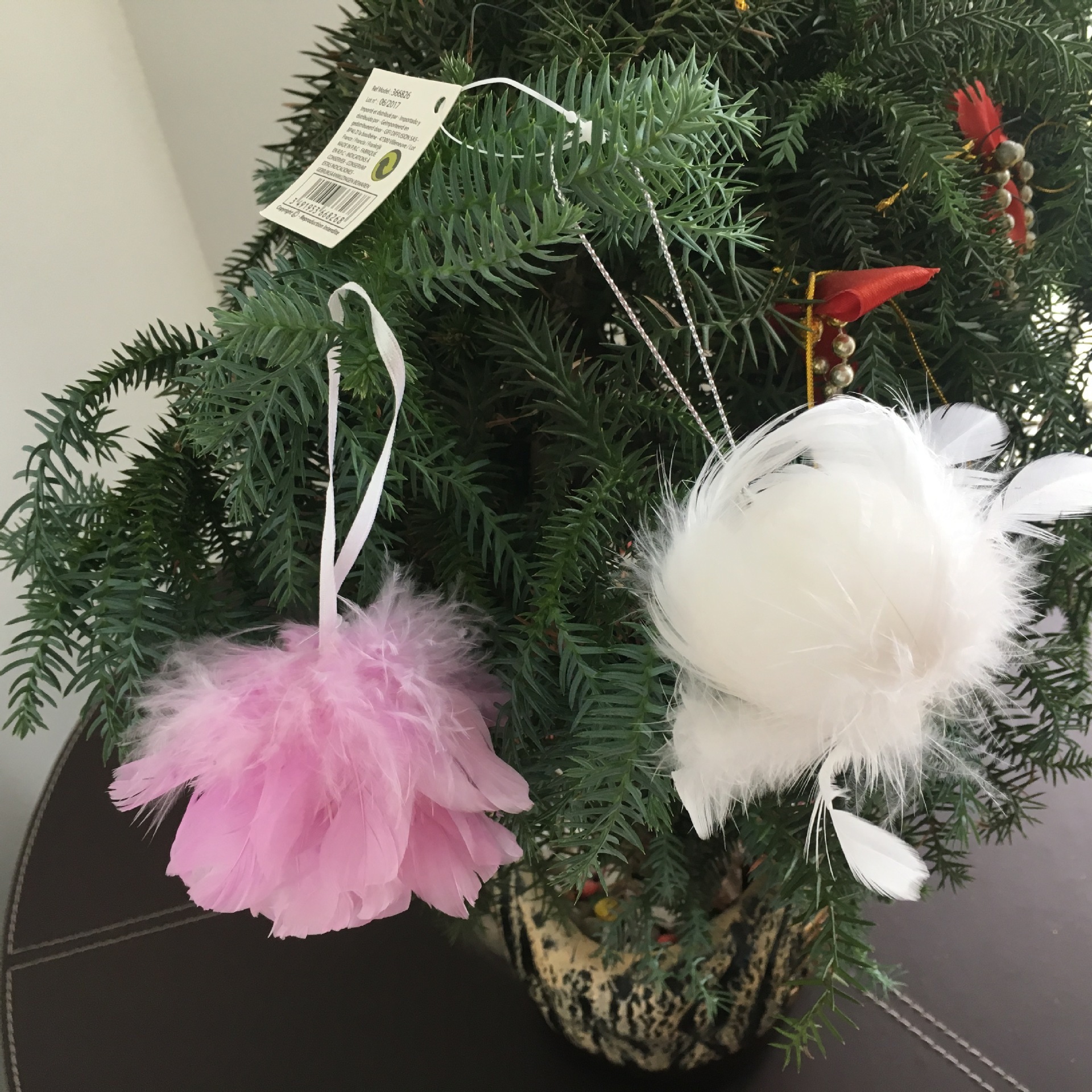 Christmas decorations, Christmas tree hangers, feathers, colors, sizes.