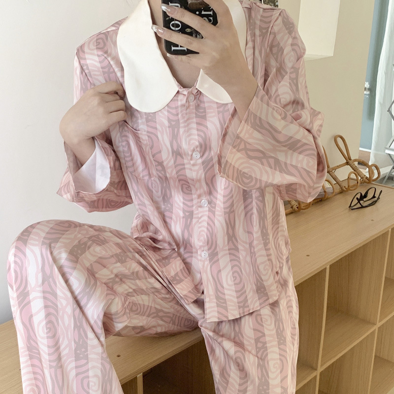 Những con búp bê mùa xuân và mùa thu ngắn có hoa hồng sa mạc mới trong bộ đồ phục trang cho một cô gái với kem.