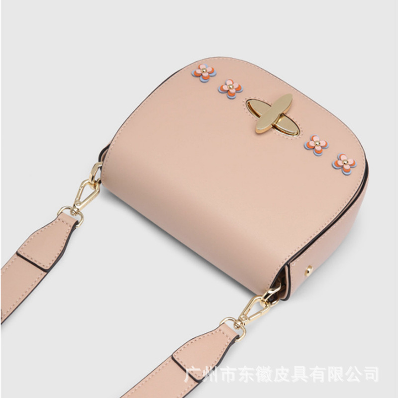 The factory OEM customizes 2023 new one-shoulder-coloured saddle bag girl.
