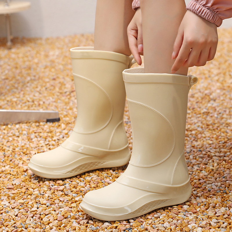 Thời trang với đôi giày ướt và giày chống thấm của quý cô.