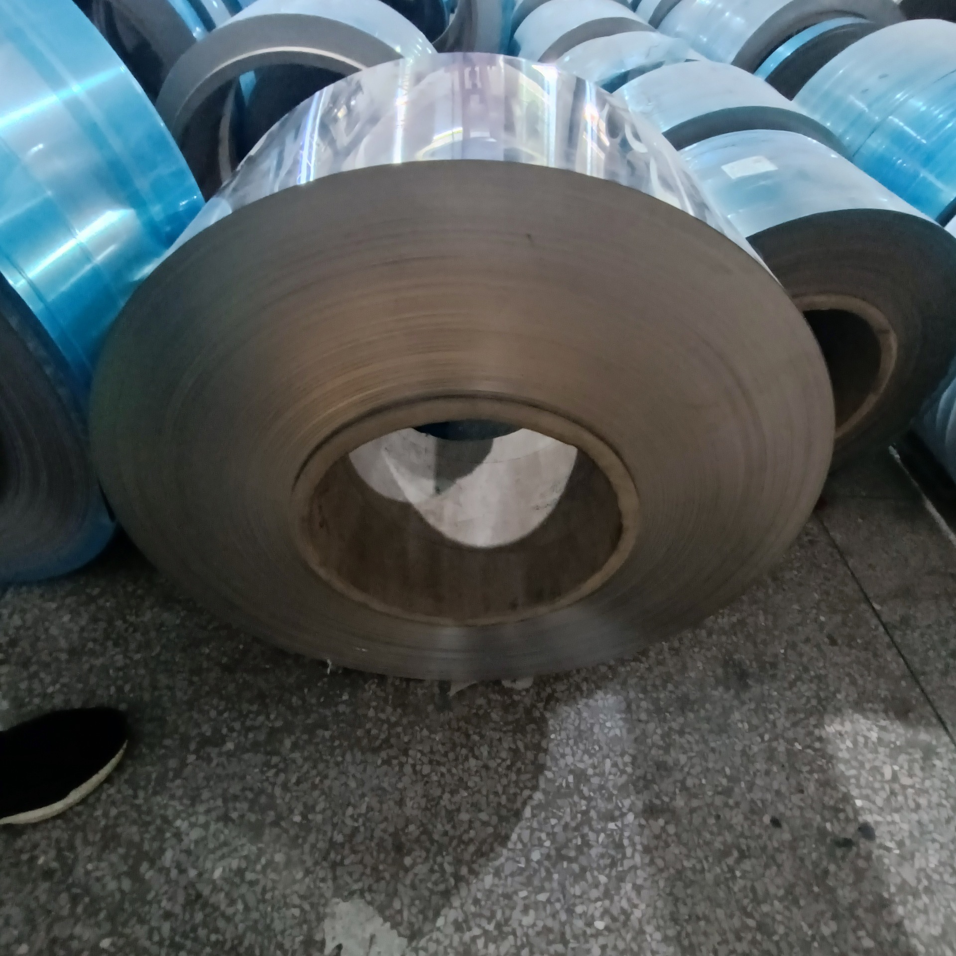 It's straight for the factory. No magnetic stainless steel belt. 304 stainless steel belt. It's stainless. It's full.