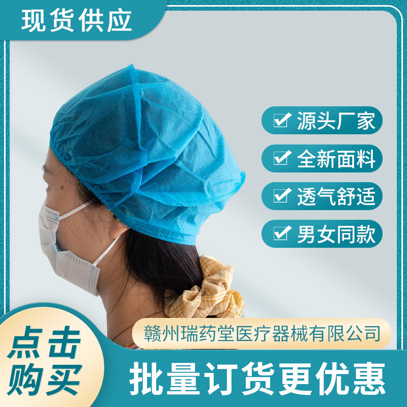 Mũ trong bếp của một đầu bếp không có kẹo với một cái nón trên đầu và một thức ăn và thức ăn chống bụi.