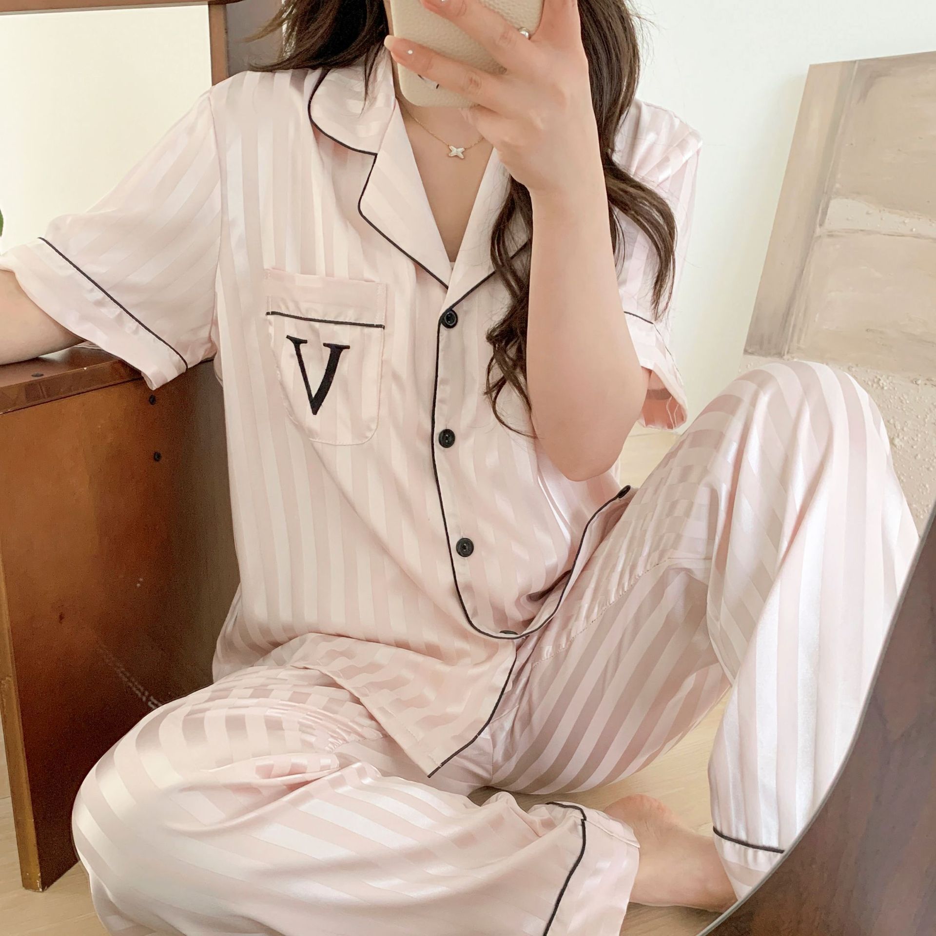 Những ngôi sao và bạn gái của gia đình có sọc với kem, đồ ngủ ngắn, ba đôi lụa.