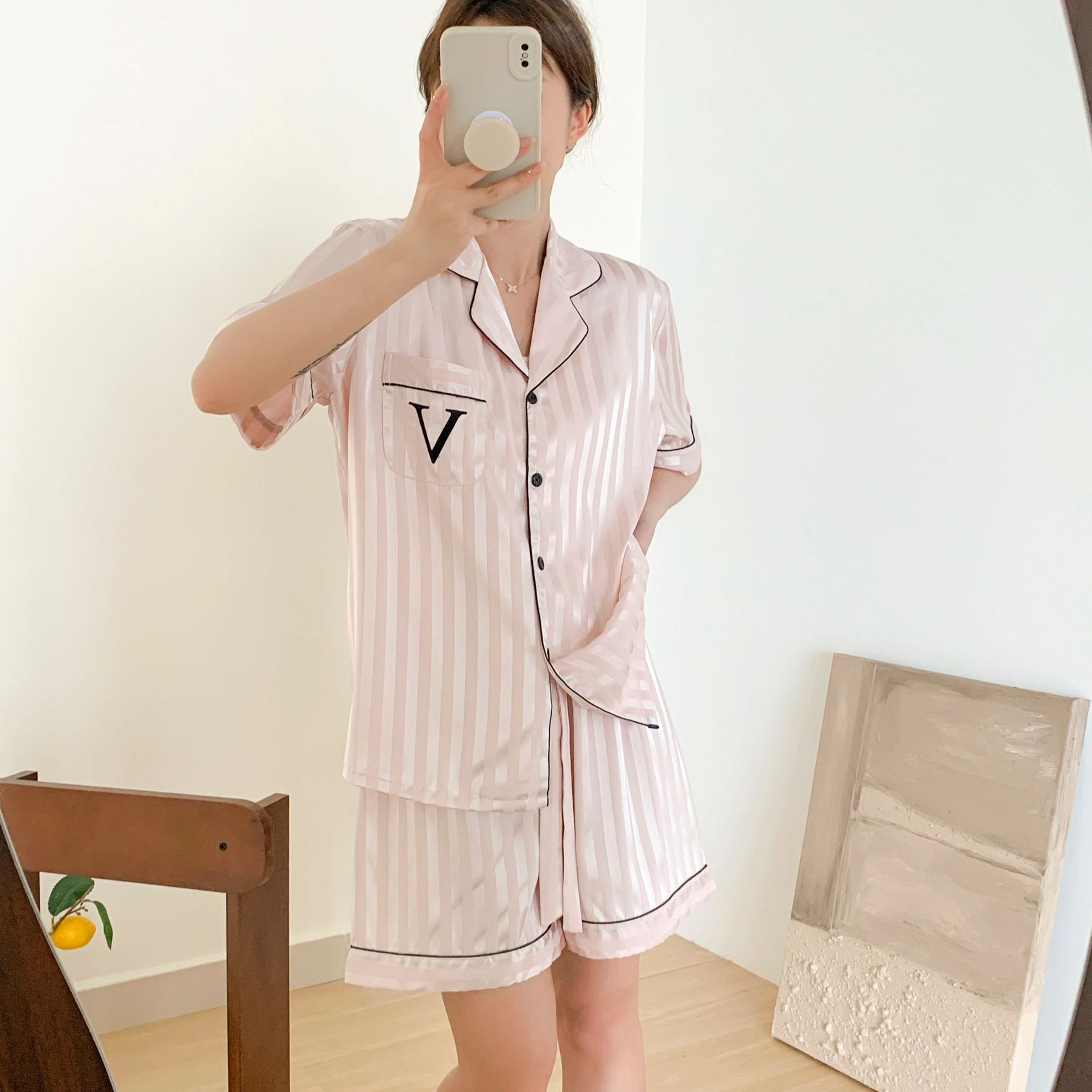 Những ngôi sao và bạn gái của gia đình có sọc với kem, đồ ngủ ngắn, ba đôi lụa.