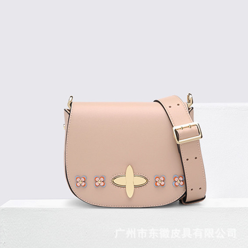 The factory OEM customizes 2023 new one-shoulder-coloured saddle bag girl.