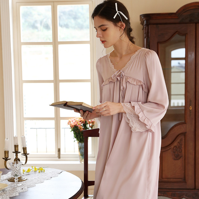 Trang phục ngủ của cô gái mùa xuân băng mỏng với cánh bướm trên hành lang trên đầu gối.