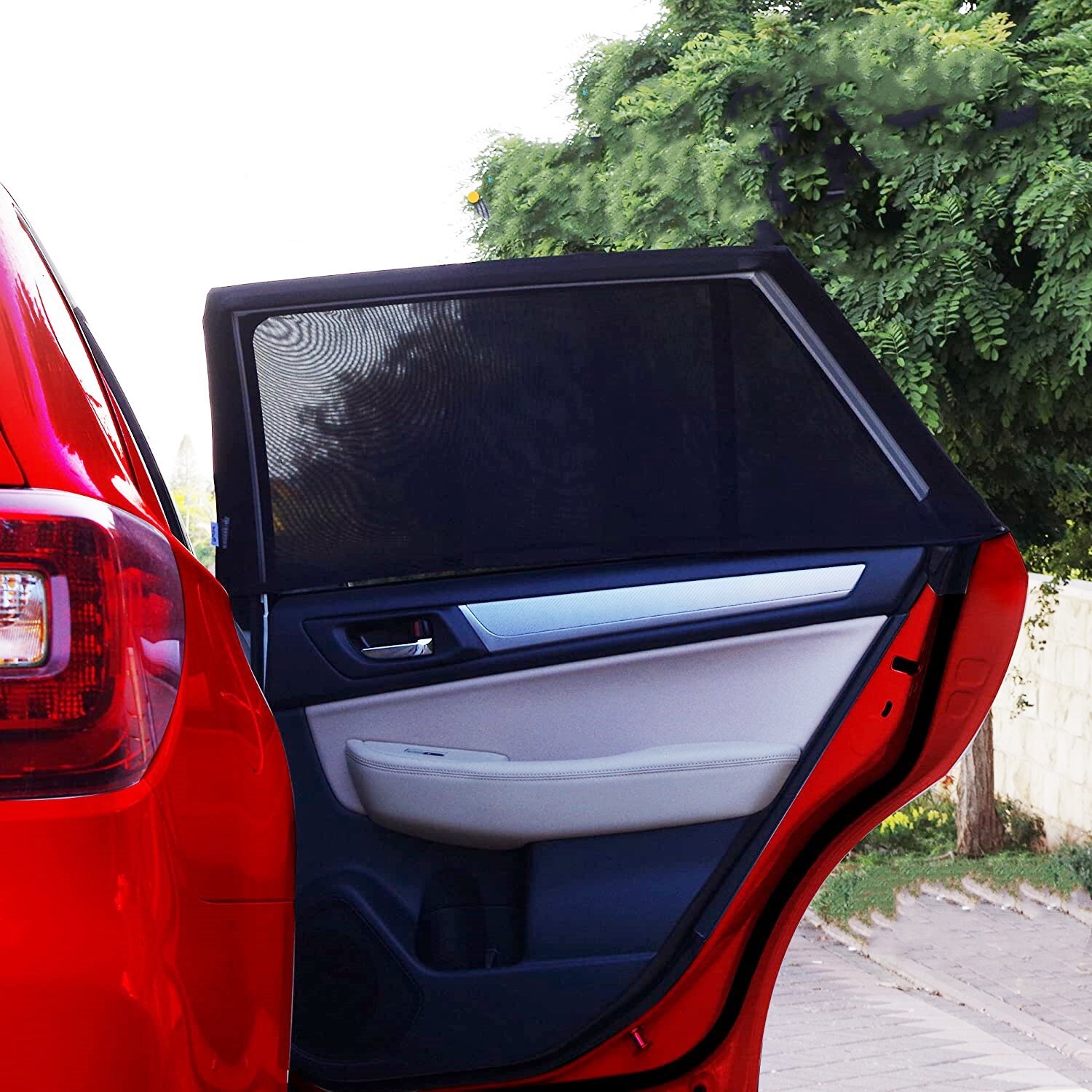 Side windows of cars covered with sunscreen veils and mosquito-resistant windows covered with sun curtains.