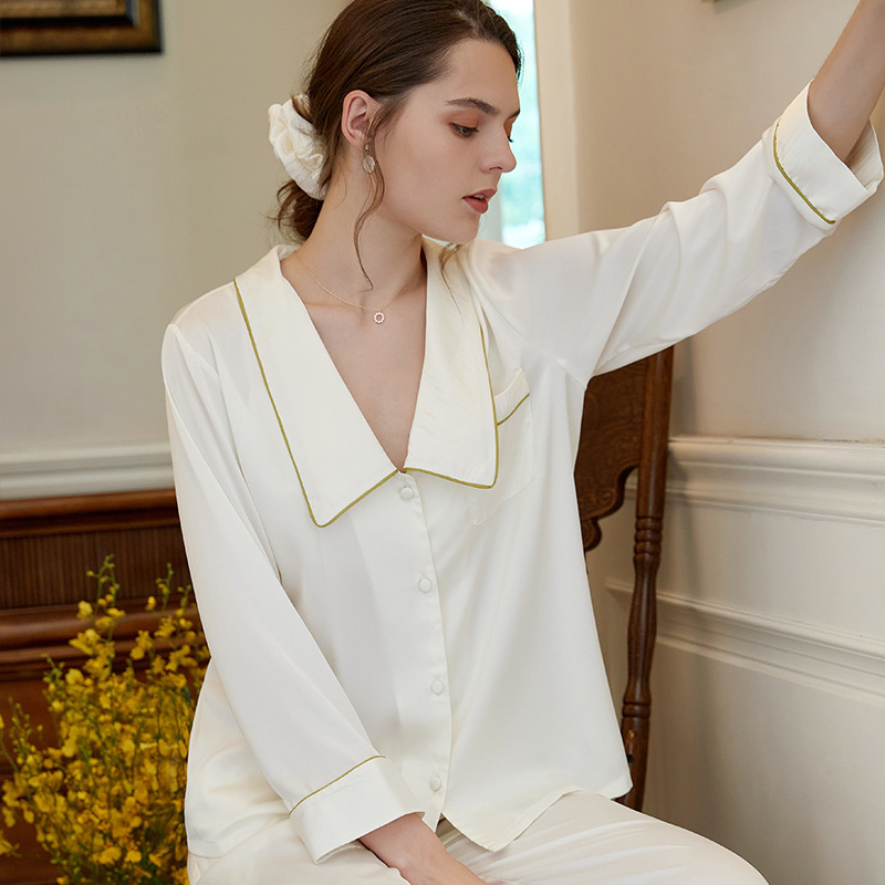 Người phụ nữ người Pháp mặc một chiếc áo choàng dài tay với một mùa xuân băng mỏng và áo sơ mi mùa thu và một cái áo đầm nhà lỏng lẻo.