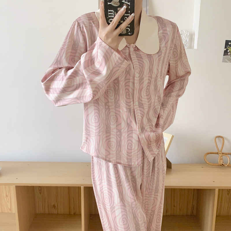 Những con búp bê mùa xuân và mùa thu ngắn có hoa hồng sa mạc mới trong bộ đồ phục trang cho một cô gái với kem.