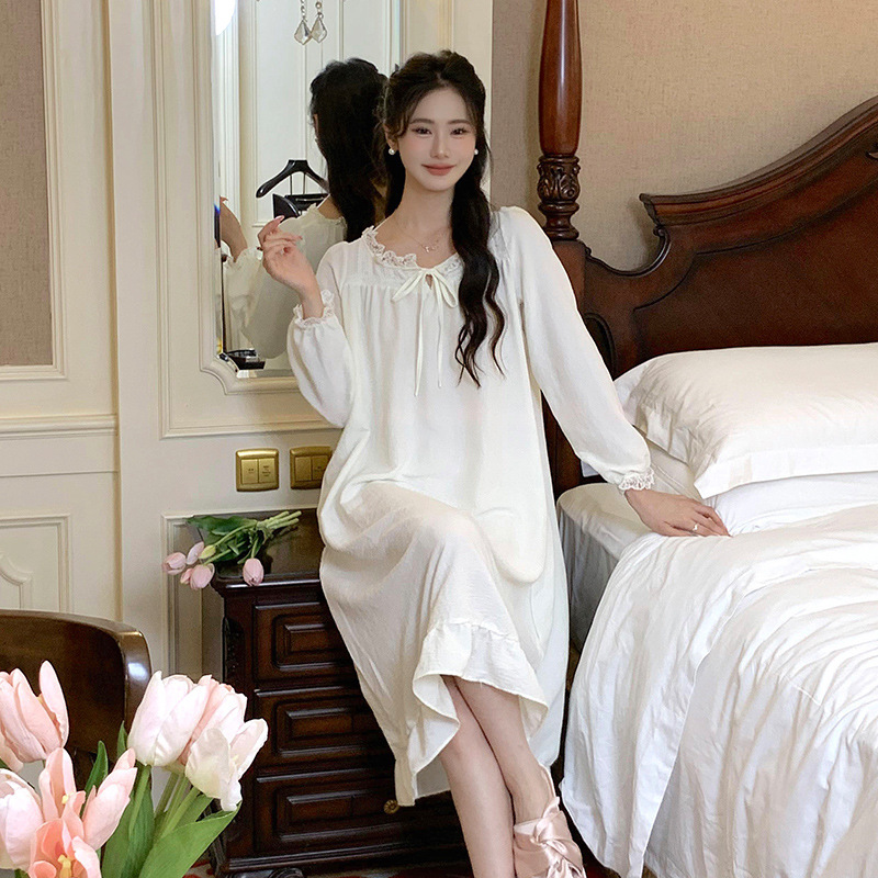 Công chúa mới của Pháp, công chúa dễ thương, vui vẻ, vui vẻ, vui vẻ lâu, mặc váy ngủ dài.