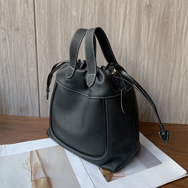 2023 new woman fashion, one-shoulder-slashed lady bag, large capacity OEM custom.