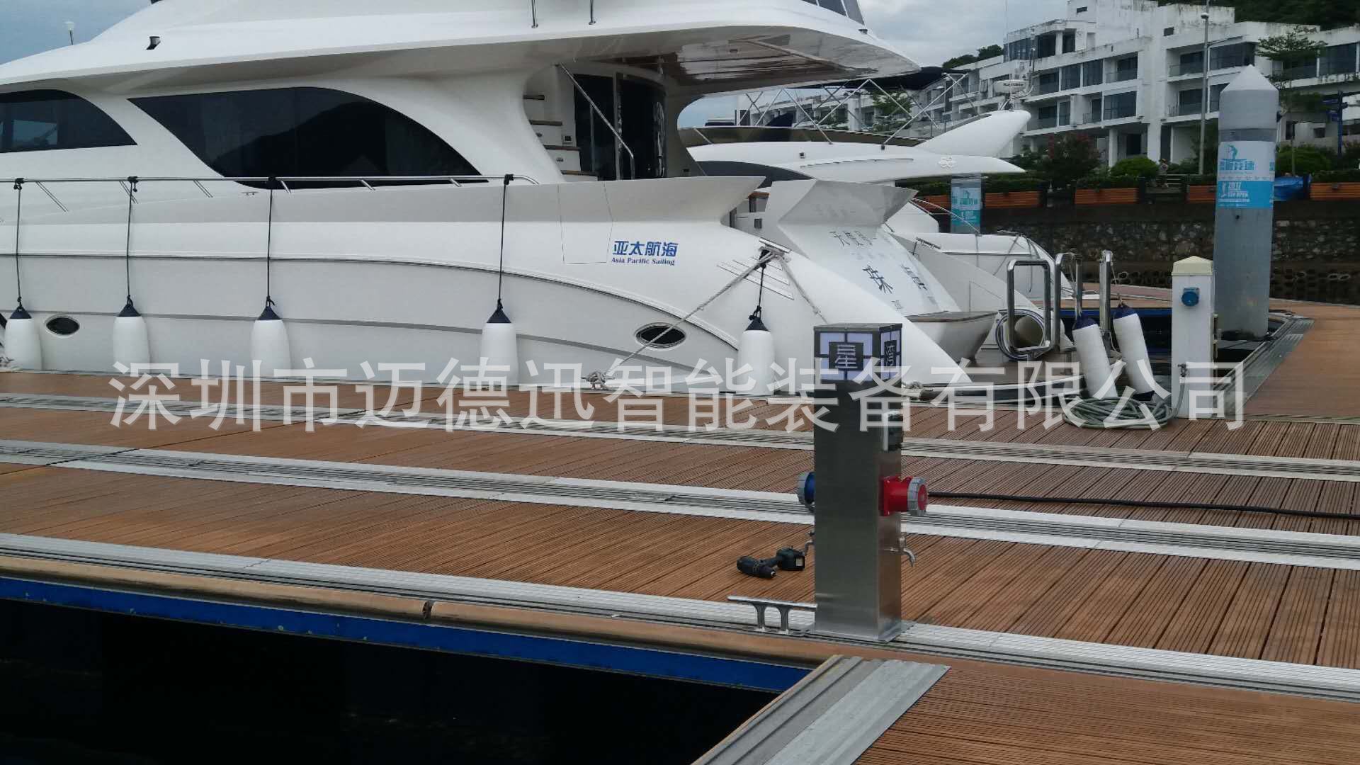 The yacht docks have smart hydroelectric stakes, the yacht docks onshore electric tanks, the yacht docks have been swiped with water and electricity stakes.