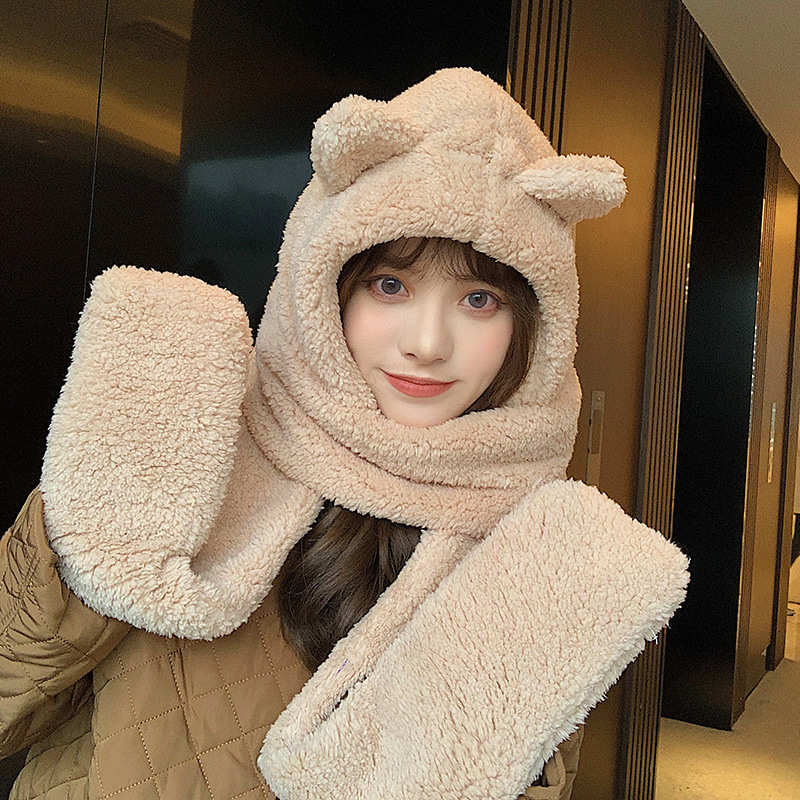 The bear's ear hat and the girl's a three-pack of a twilight-and-twirl suit for the autumn winter.