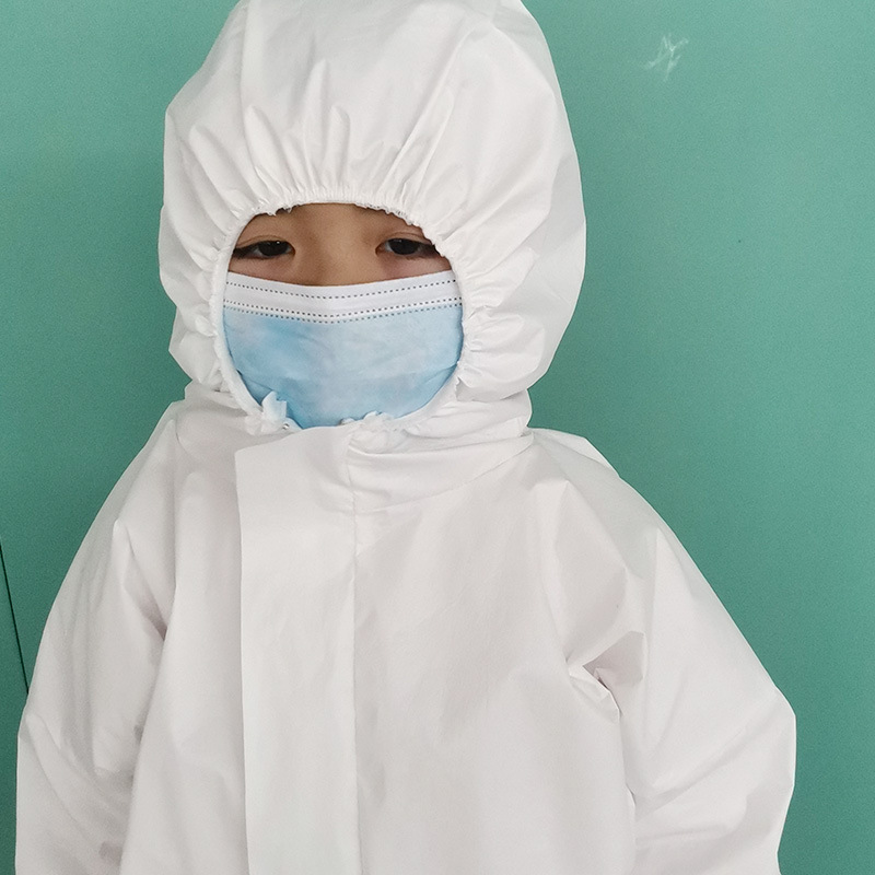 Một bộ đồ bảo vệ trẻ em một lần với một cái mũ trùm kín và một phòng thí nghiệm phân biệt thân thể.