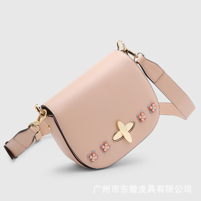 The factory OEM customizes 2023 new one-shoulder-coloured saddle bag girl.