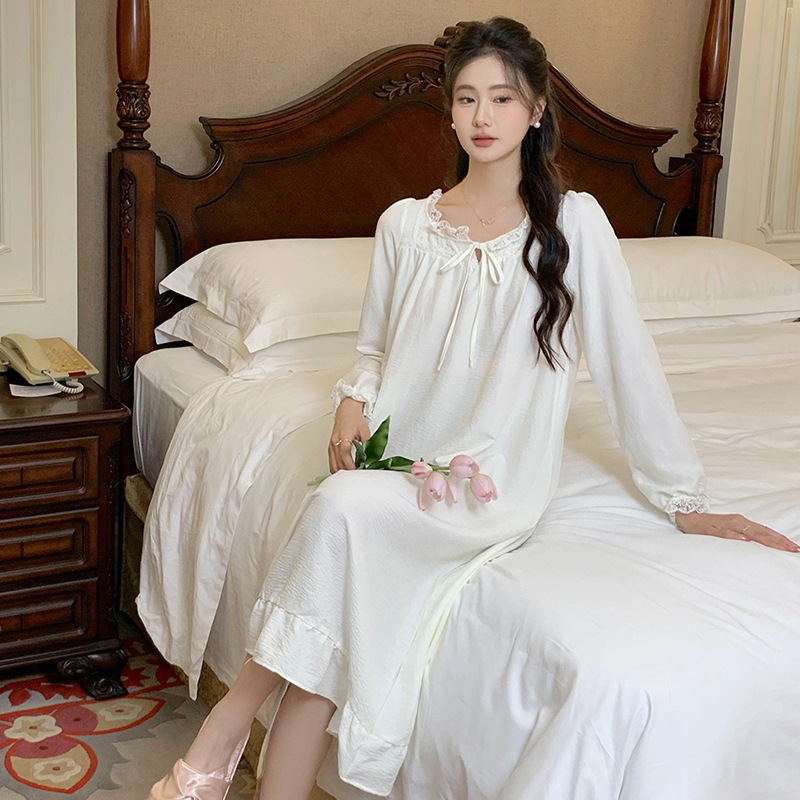 Công chúa mới của Pháp, công chúa dễ thương, vui vẻ, vui vẻ, vui vẻ lâu, mặc váy ngủ dài.