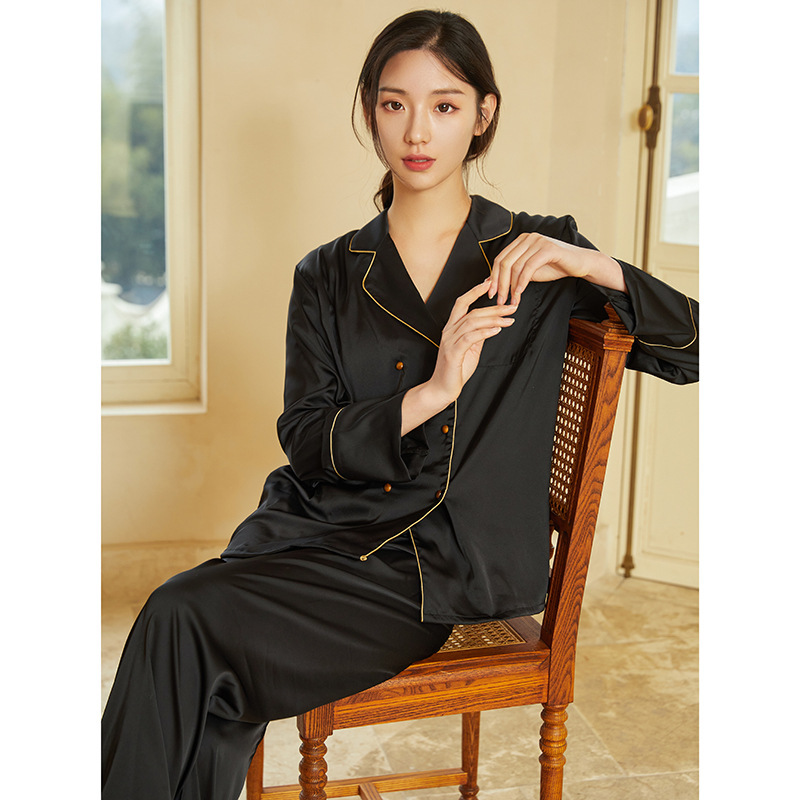 Ở những suối nước đầu tiên, người phụ nữ với một chiếc pyjama sạch sẽ và dễ thương, vào năm 2024, sẽ có thể mặc một chiếc váy gia đình.