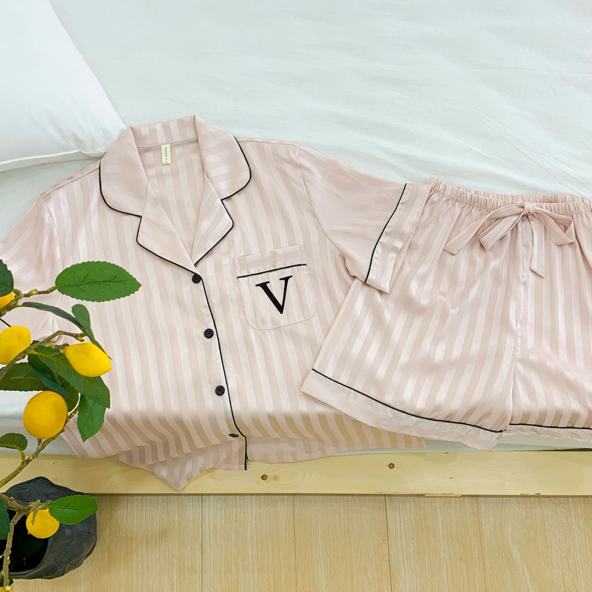 Những ngôi sao và bạn gái của gia đình có sọc với kem, đồ ngủ ngắn, ba đôi lụa.