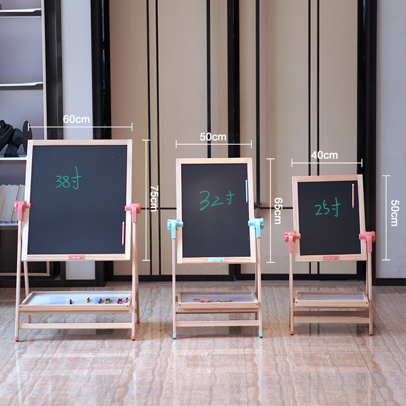 Large-sized family with two-faced books of up and down wood, painting children on small blackboards to charge liquid crystals.