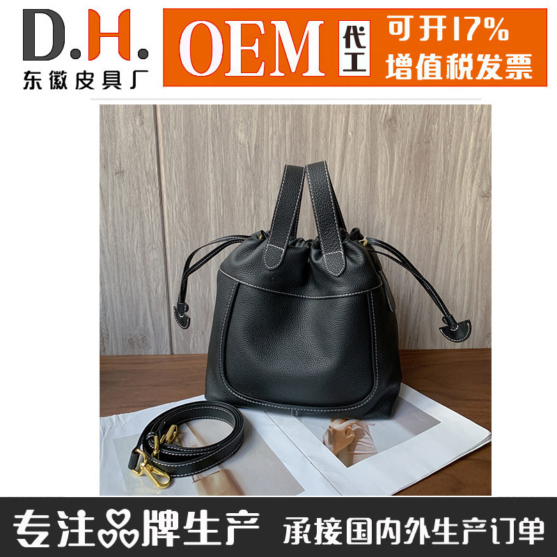 2023 new woman fashion, one-shoulder-slashed lady bag, large capacity OEM custom.