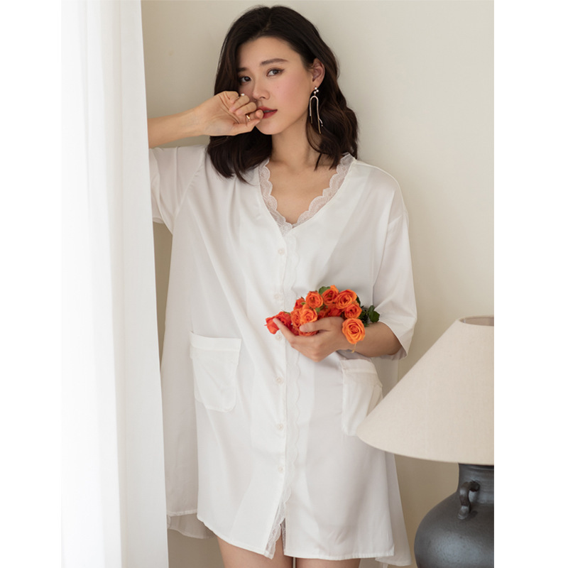 Bạn trai hấp dẫn của Jane với chiếc áo trắng và váy dài hạn trong chiếc váy ngủ.