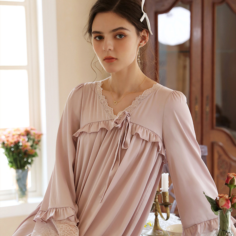 Trang phục ngủ của cô gái mùa xuân băng mỏng với cánh bướm trên hành lang trên đầu gối.