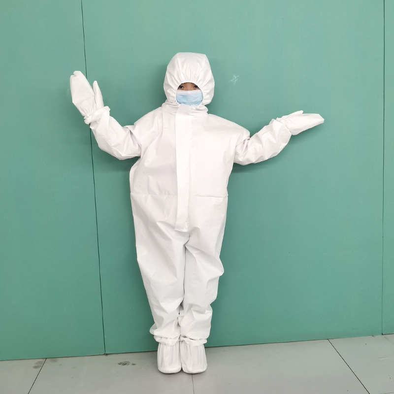 Một bộ đồ bảo vệ trẻ em một lần với một cái mũ trùm kín và một phòng thí nghiệm phân biệt thân thể.