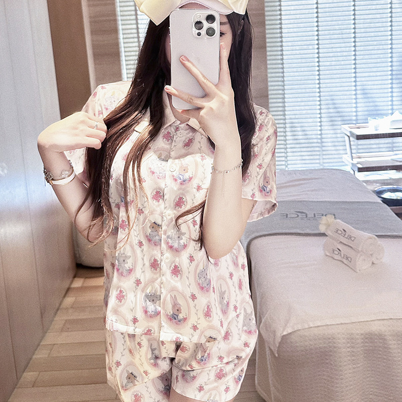 Một con búp bê kem mới cho mùa hè, một cái quần short thỏ dễ thương, thoải mái ở nhà.