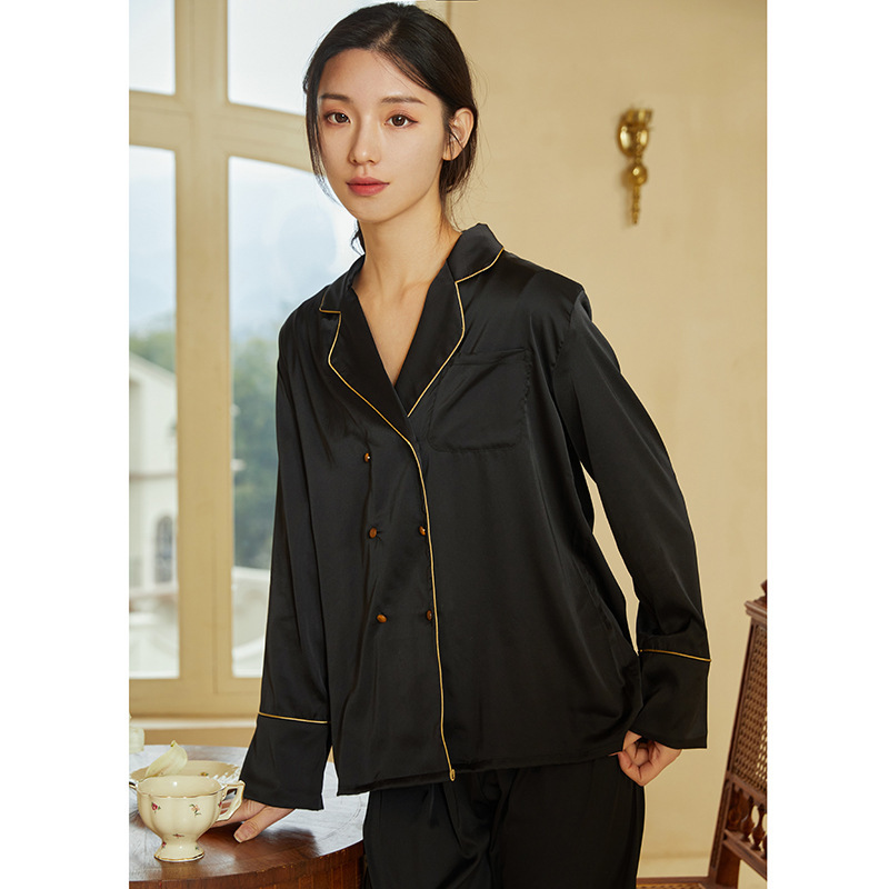 Ở những suối nước đầu tiên, người phụ nữ với một chiếc pyjama sạch sẽ và dễ thương, vào năm 2024, sẽ có thể mặc một chiếc váy gia đình.