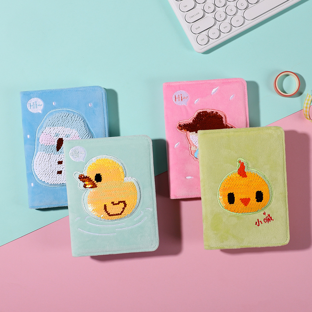 Creative fluffy notebooks designed by animals to make a cute snowman's book distributed.