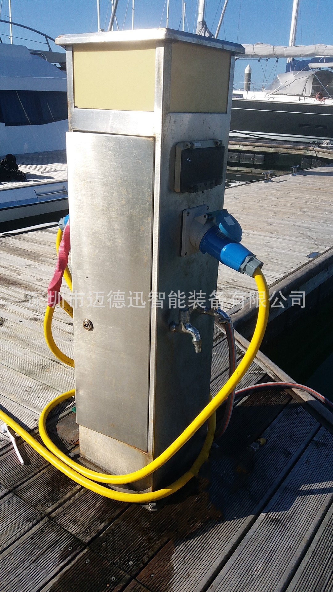 The yacht docks have smart hydroelectric stakes, the yacht docks onshore electric tanks, the yacht docks have been swiped with water and electricity stakes.