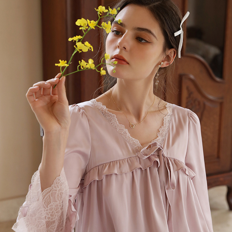 Trang phục ngủ của cô gái mùa xuân băng mỏng với cánh bướm trên hành lang trên đầu gối.