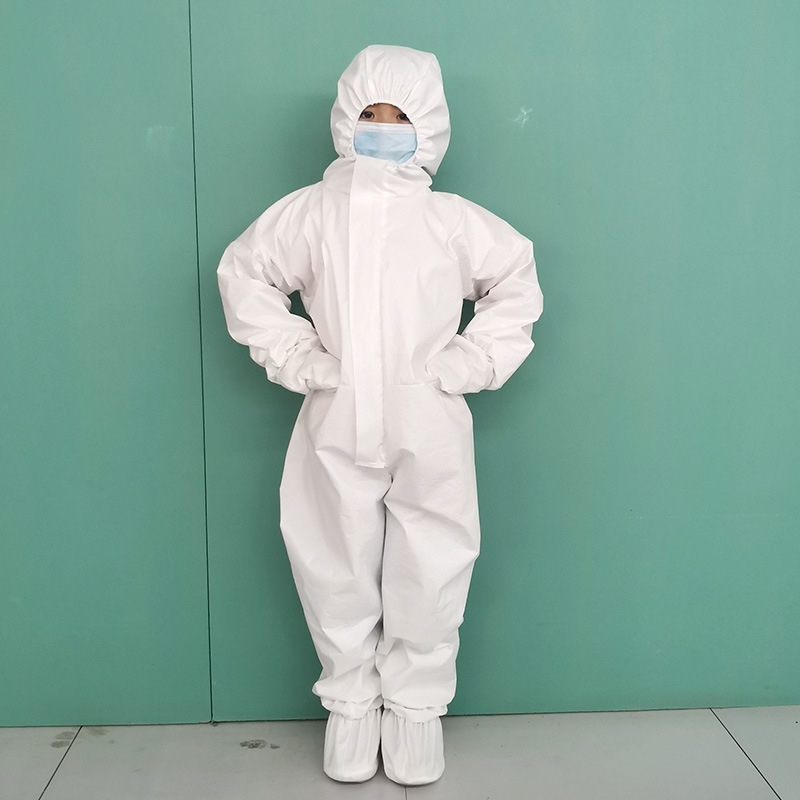 Một bộ đồ bảo vệ trẻ em một lần với một cái mũ trùm kín và một phòng thí nghiệm phân biệt thân thể.