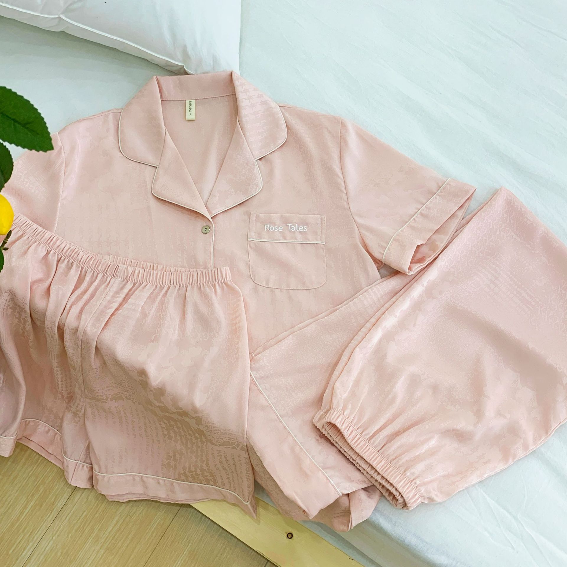 Kem chất lượng cao và pyjama.