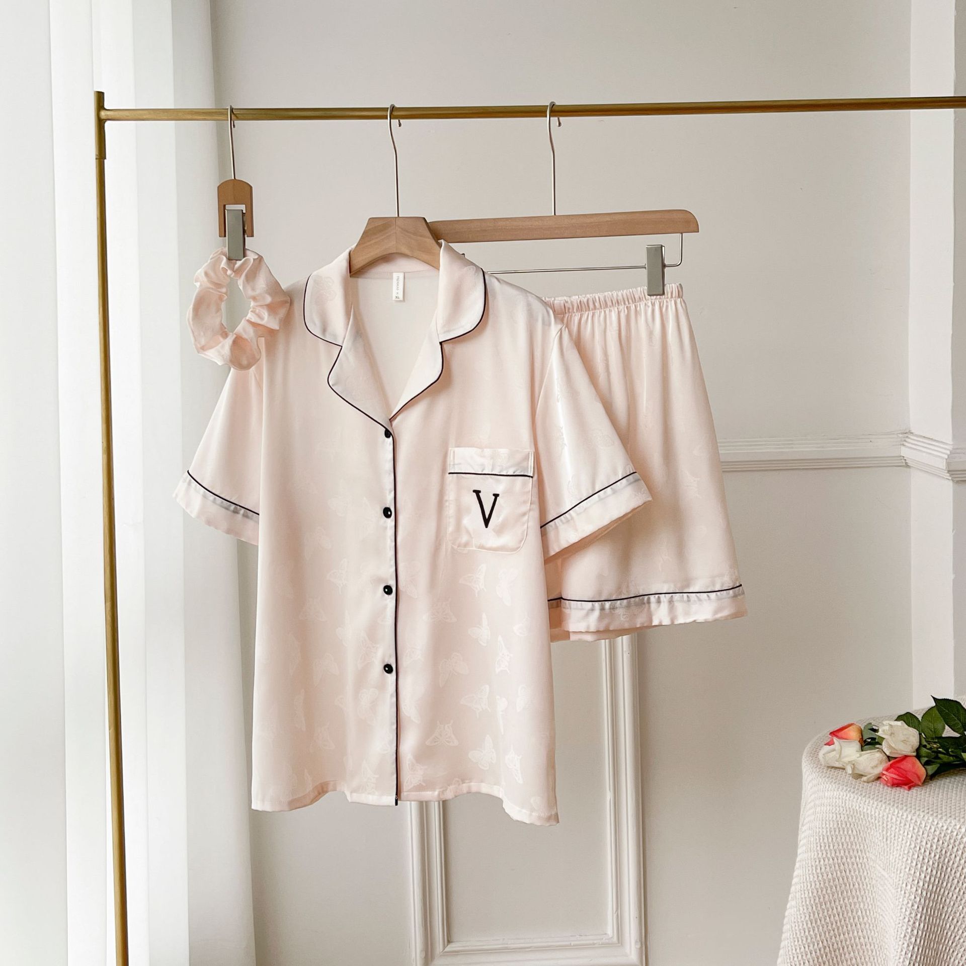 Con bướm lăn trên áo ngủ, quần ngắn mùa hè, và nó mặc một bộ đồ lụa.