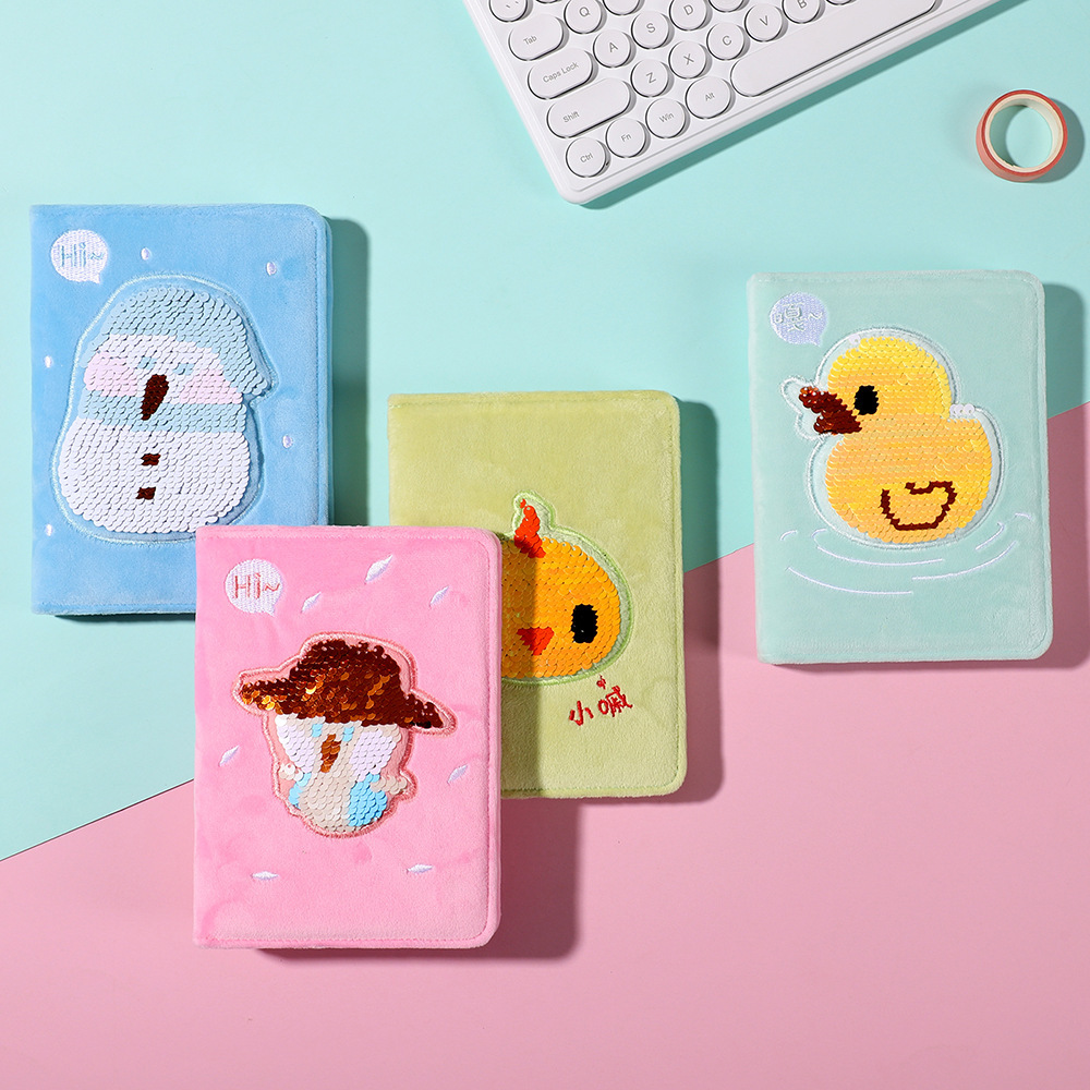 Creative fluffy notebooks designed by animals to make a cute snowman's book distributed.