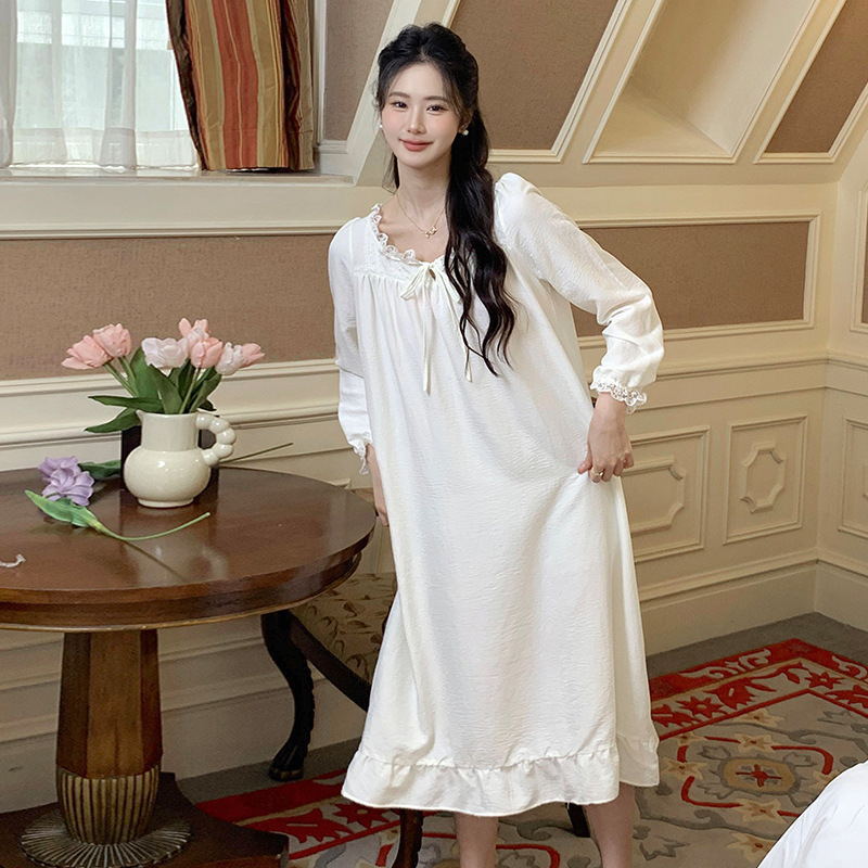 Công chúa mới của Pháp, công chúa dễ thương, vui vẻ, vui vẻ, vui vẻ lâu, mặc váy ngủ dài.