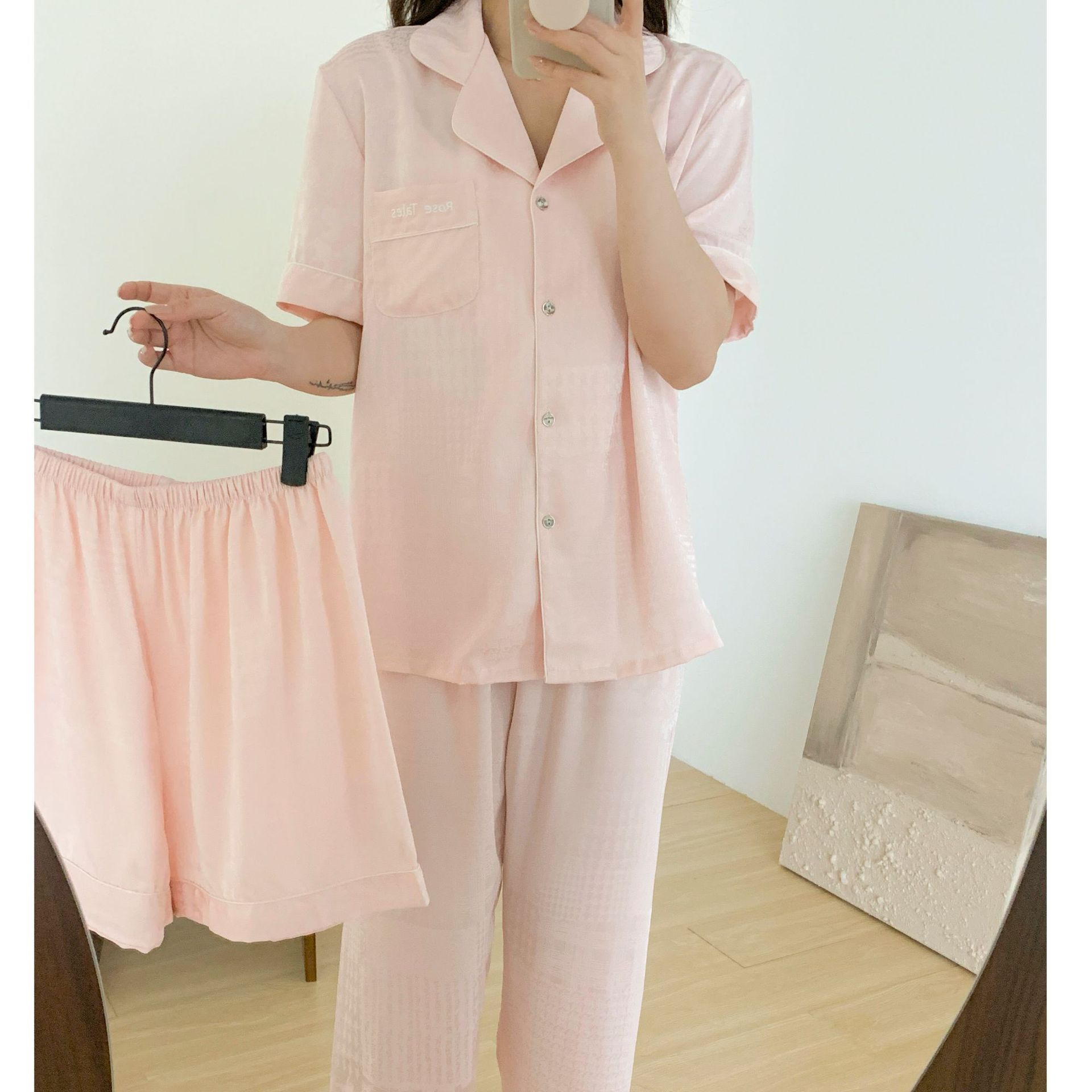 Kem chất lượng cao và pyjama.