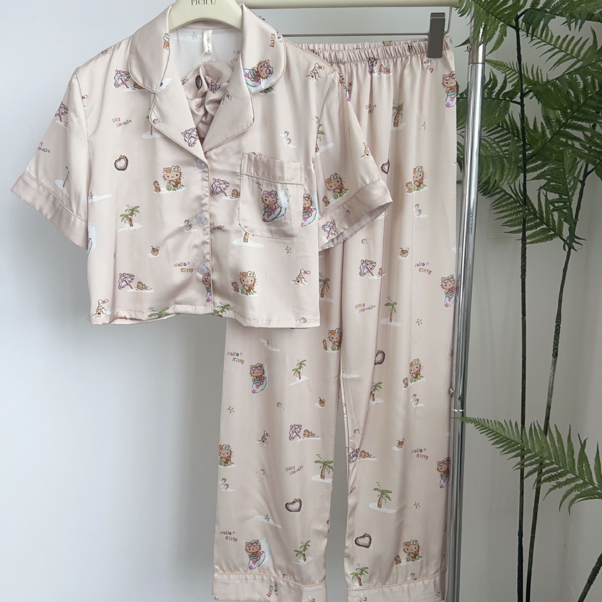 Một bộ váy mùa hè ngắn gọn, ngọt ngào, cay đắng cho một quý cô.