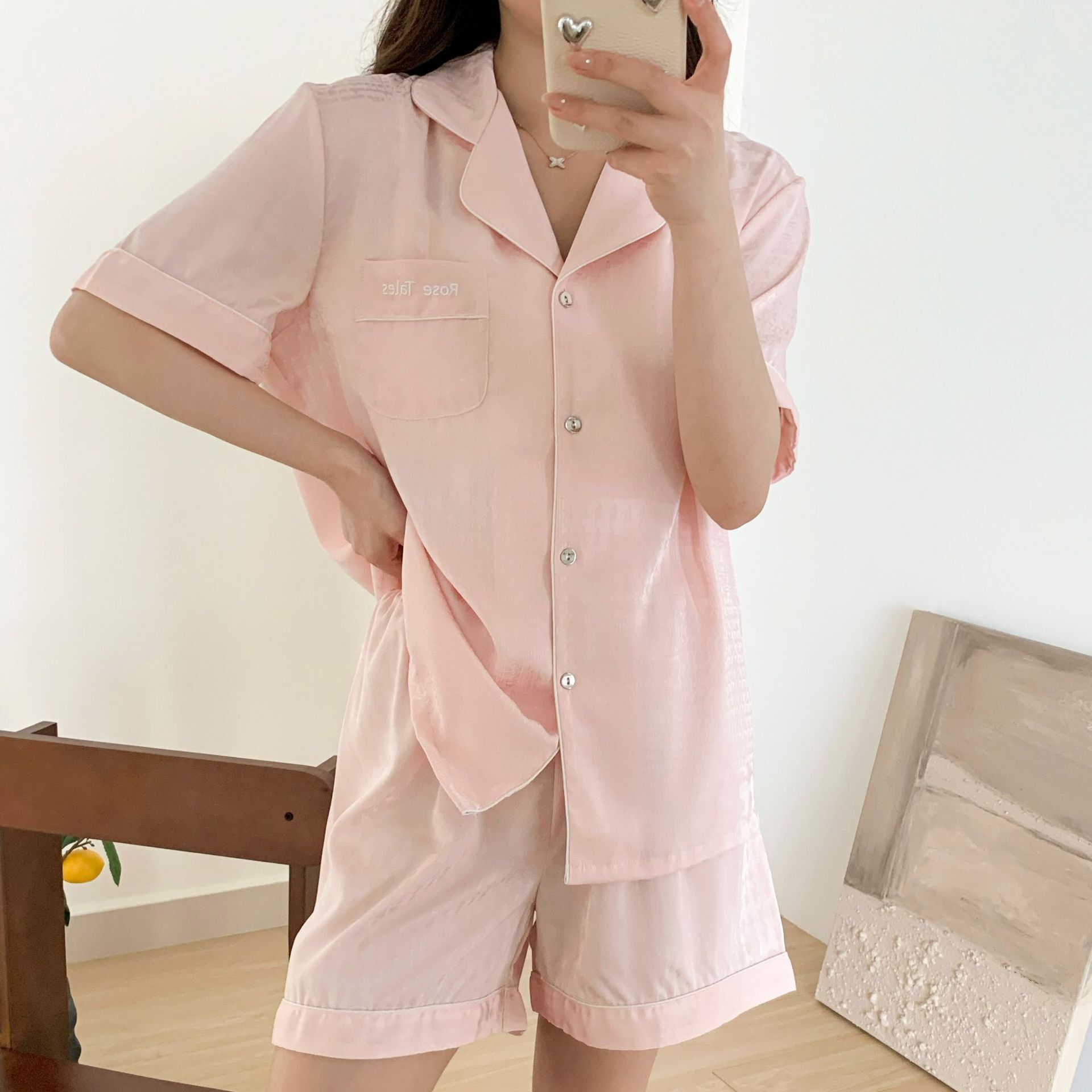Kem chất lượng cao và pyjama.