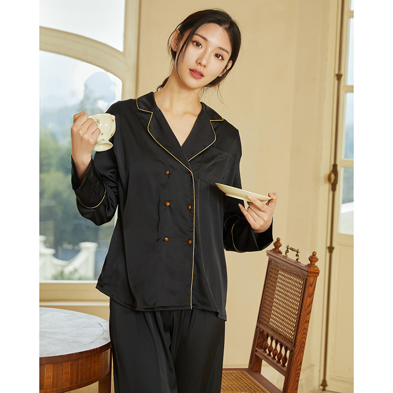 Ở những suối nước đầu tiên, người phụ nữ với một chiếc pyjama sạch sẽ và dễ thương, vào năm 2024, sẽ có thể mặc một chiếc váy gia đình.