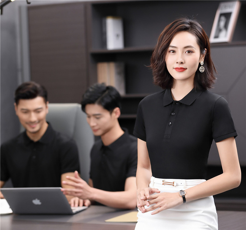 Các cặp vợ chồng mặc áo văn hóa PLO.